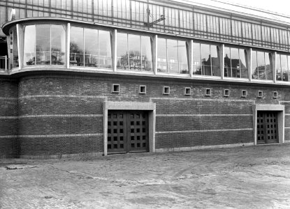 HUA-150892-Gezicht op de nieuwe uitbreiding van het N.S.-station Haarlem te Haarlem (zijde Kennemerplein)