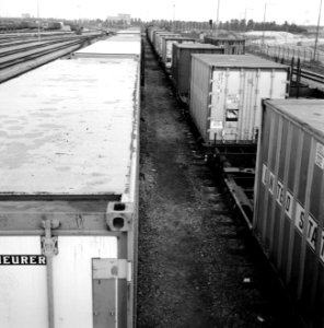 HUA-171692-Afbeelding van containertreinen op het emplacement Waalhaven Zuid te Rotterdam