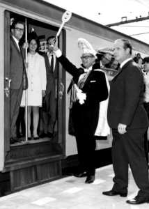 HUA-171859-Afbeelding van de opening van het nieuwe N.S.-station Tilburg West te Tilburg, met Prins Carnaval die het vertreksein geeft voor de officiële openingstrein