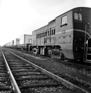 HUA-171694-Afbeelding van een containertrein getrokken door de diesel-electrische locomotief nr. 2267 (serie 2200-2300) van de N.S. in de Westhaven te Amsterdam