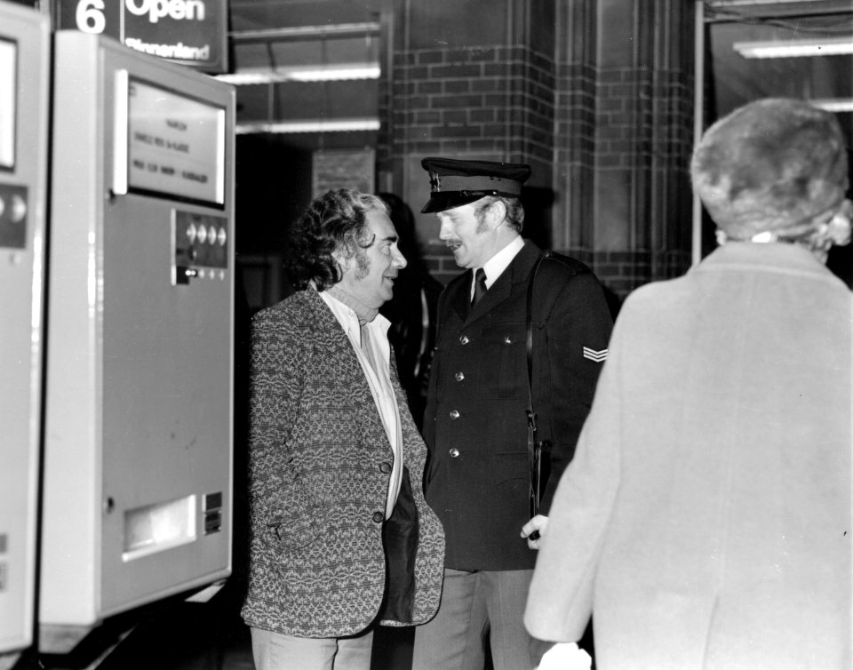 HUA-171704-Afbeelding van een agent van de spoorwegpolitie van de N.S. in de hal van het N.S.-station Amsterdam C.S. te Amsterdam