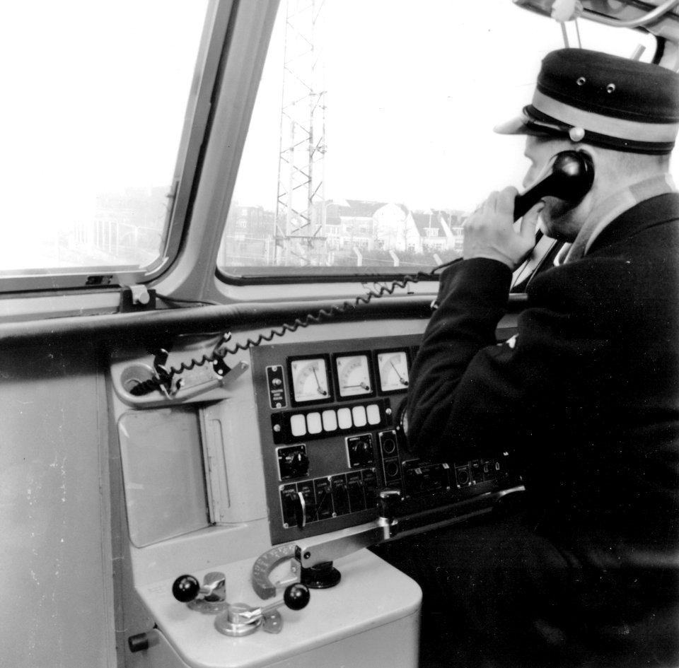 HUA-171818-Afbeelding van een machinist in de cabine stuurstand van het electrische treinstel nr 501 mat 1964 plan TT Treinstel Toekomst van de NS tijdens het do