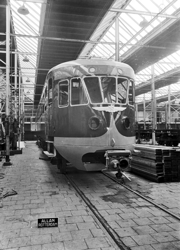 HUA-151182-Afbeelding van de voorkant van een in aanbouw zijnd diesel-electrisch treinstel DE 2 (serie 61-106-Blauwe Engel) van de N.S. bij de firma Allan te Rotterdam