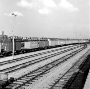 HUA-171682-Gezicht op het emplacement Waalhaven-Zuid te Rotterdam, met een containertrein