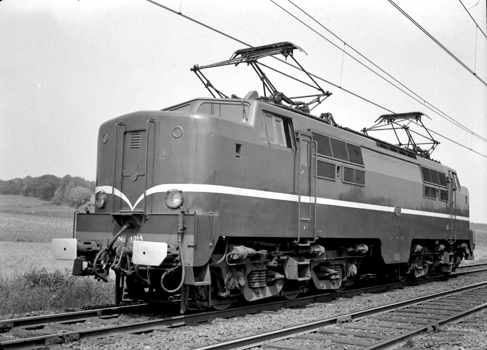 HUA-151149-Afbeelding van de electrische locomotief nr 1215 serie 1200 van de NS