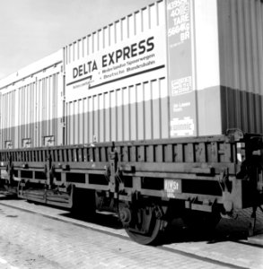 HUA-171651-Afbeelding van het vervoer van containers met de Delta Express (Intercontainer van de N.S. en de Deutsche Bundesbahn) te Rotterdam Beatrixhaven