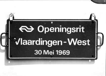 HUA-171865-Afbeelding van het koersbord voor de openingsrit van het nieuwe NS station Vlaardingen West te Vlaardingen