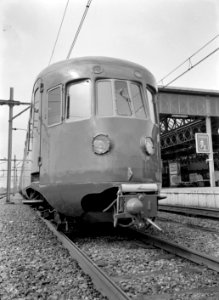 HUA-151188-Afbeelding van de kop van een diesel electrisch treinstel DE 5 serie 181 197 voorheen serie 51 68 van de NS langs het perron van het NS station Eindho