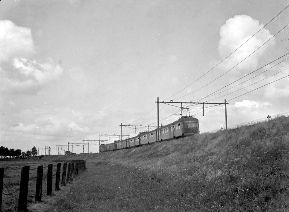 HUA-150912-Afbeelding van twee electrische treinstellen mat. 1946 van de N.S. ter hoogte van Gouda