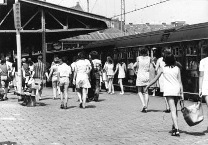 HUA-171338-Afbeelding van gearriveerde treinreizigers op het perron van het N.S.-station Zandvoort aan Zee te Zandvoort
