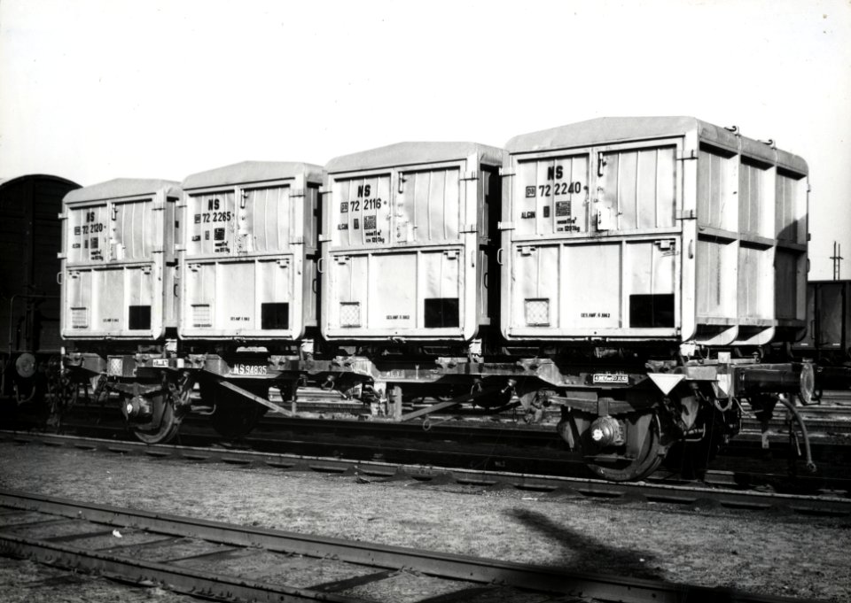 HUA-170211-Afbeelding van laadkistenwagen NS 94835 type S HH met gesloten autolaadkisten op het rangeerterrein te Amersfoort