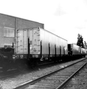 HUA-171594-Afbeelding van enkele containerwagens bij Frico te Leeuwarden