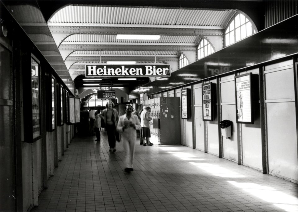 HUA-170247-Interieur van het N.S.-station Amersfoort te Amersfoort- traverse tussen de stationshal en de perrontrappen