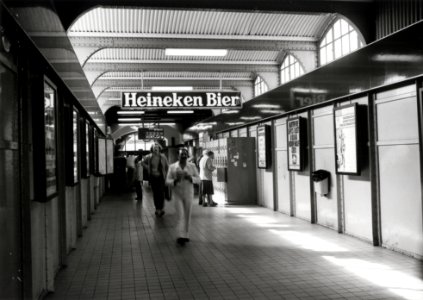 HUA-170247-Interieur van het N.S.-station Amersfoort te Amersfoort- traverse tussen de stationshal en de perrontrappen