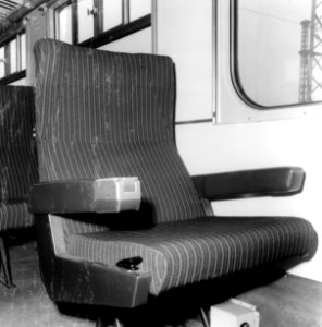 HUA-171776-Interieur van het electrische treinstel nr. 1970 (mat. 1954, plan P) van de N.S.- verstelbare Laser-stoel