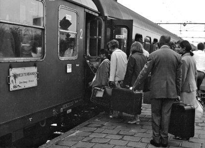 HUA-171333-Afbeelding van instappende treinreizigers in de Mediterraneo van Den Haag naar Rimini op het N.S.-station Venlo te Venlo