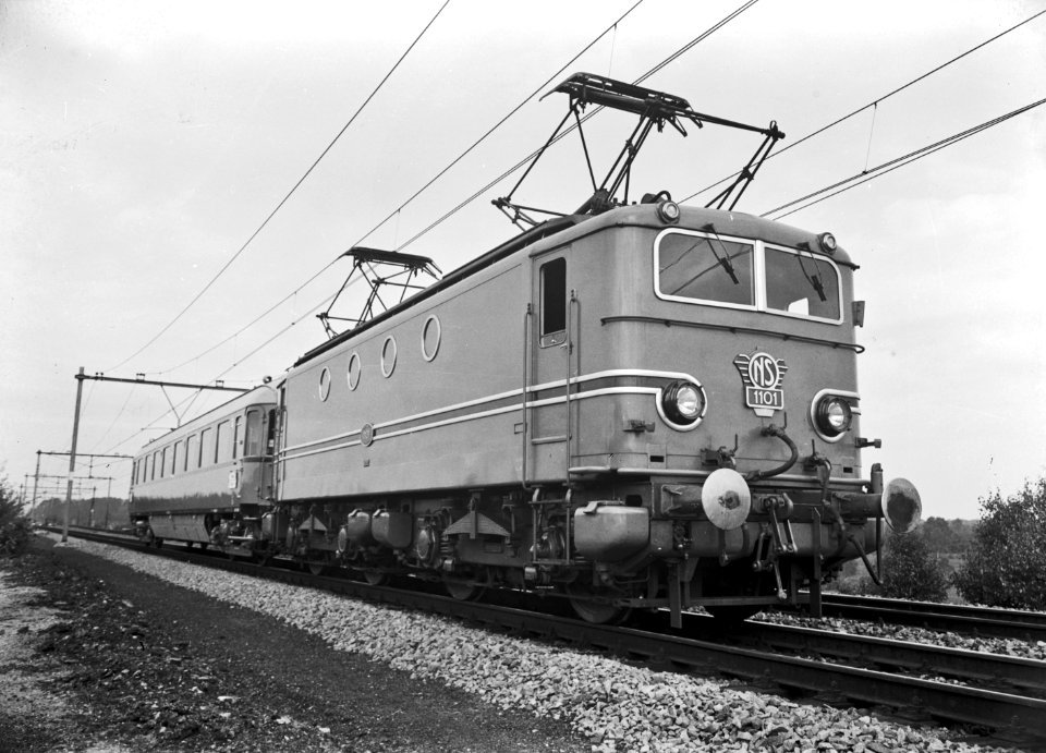 HUA-150900-Afbeelding van de electrische locomotief nr. 1101 (serie 1100) van de N.S. met een rijtuig plan D