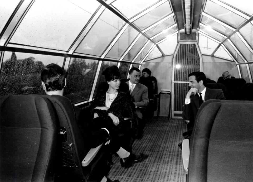 HUA-168219-Afbeelding van enkele reizigers modellen in het panoramarijtuig van de internationale trein Rheingold 