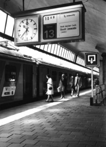 HUA-171313-Gezicht op het zesde perron (spoor 13) van het N.S.-station Rotterdam C.S. te Rotterdam, met de intercity naar Leeuwarden en een centrale treinaanwijzer (CTA)