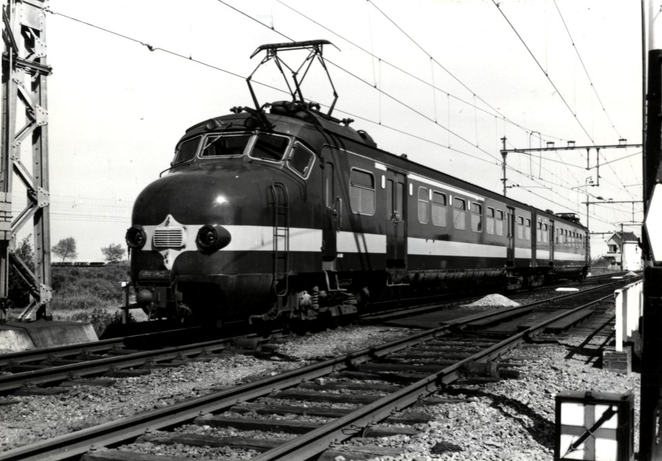 HUA-168256-Afbeelding van een electrisch treinstel mat. 1954 (Benelux) van de N.S. nabij Leidschendam