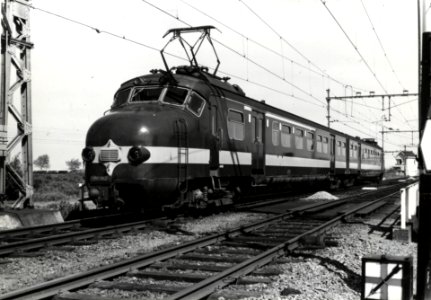 HUA-168256-Afbeelding van een electrisch treinstel mat. 1954 (Benelux) van de N.S. nabij Leidschendam