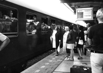 HUA-171324-Afbeelding van de Hotelplan Expres langs het vierde perron (spoor 9) van het N.S.-station Utrecht C.S. te Utrecht