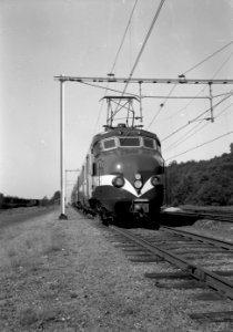 HUA-150950-Afbeelding van het elektrische treinstel nr 763 plan P mat 1954 van de NS met nieuwe neusbeschildering te Maarn