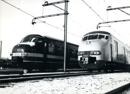 HUA-170698-Afbeelding van de presentatie van de nieuwe, gele huisstijl van N.S. op het terrein van Werkspoor te Utrecht, met links het electriscte treinstel nr. 528 (plan T, mat. 1964) van N.S. in de oude, groen