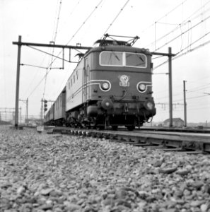 HUA-150924-Afbeelding van de electrische locomotief nr. 1113 (serie 1100) van de N.S. te Eindhoven