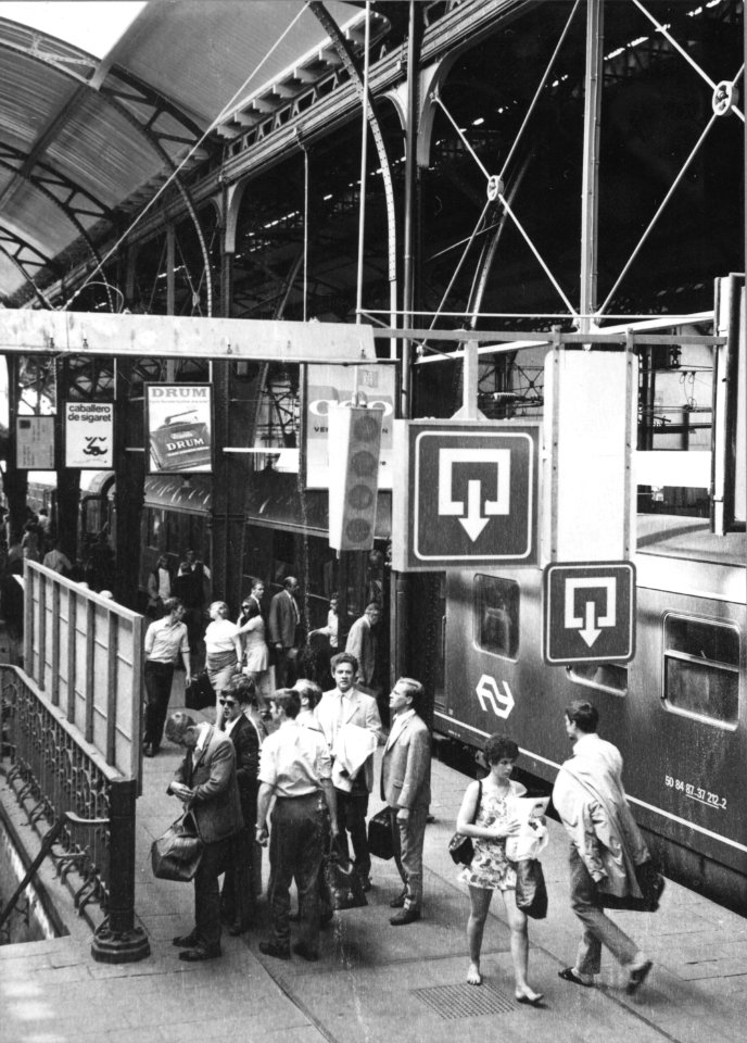 HUA-171332-Gezicht op het tweede perron van het NS station Utrecht CS te Utrecht