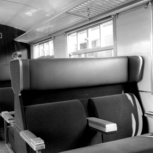 HUA-171797-Interieur van het electrische treinstel nr 1970 mat 1954 plan P van de NS A rijtuig met normale stoelen