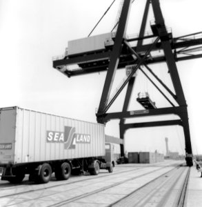 HUA-171603-Afbeelding van de overslag van containers van rederij Sea-land in de Eemhaven te Rotterdam