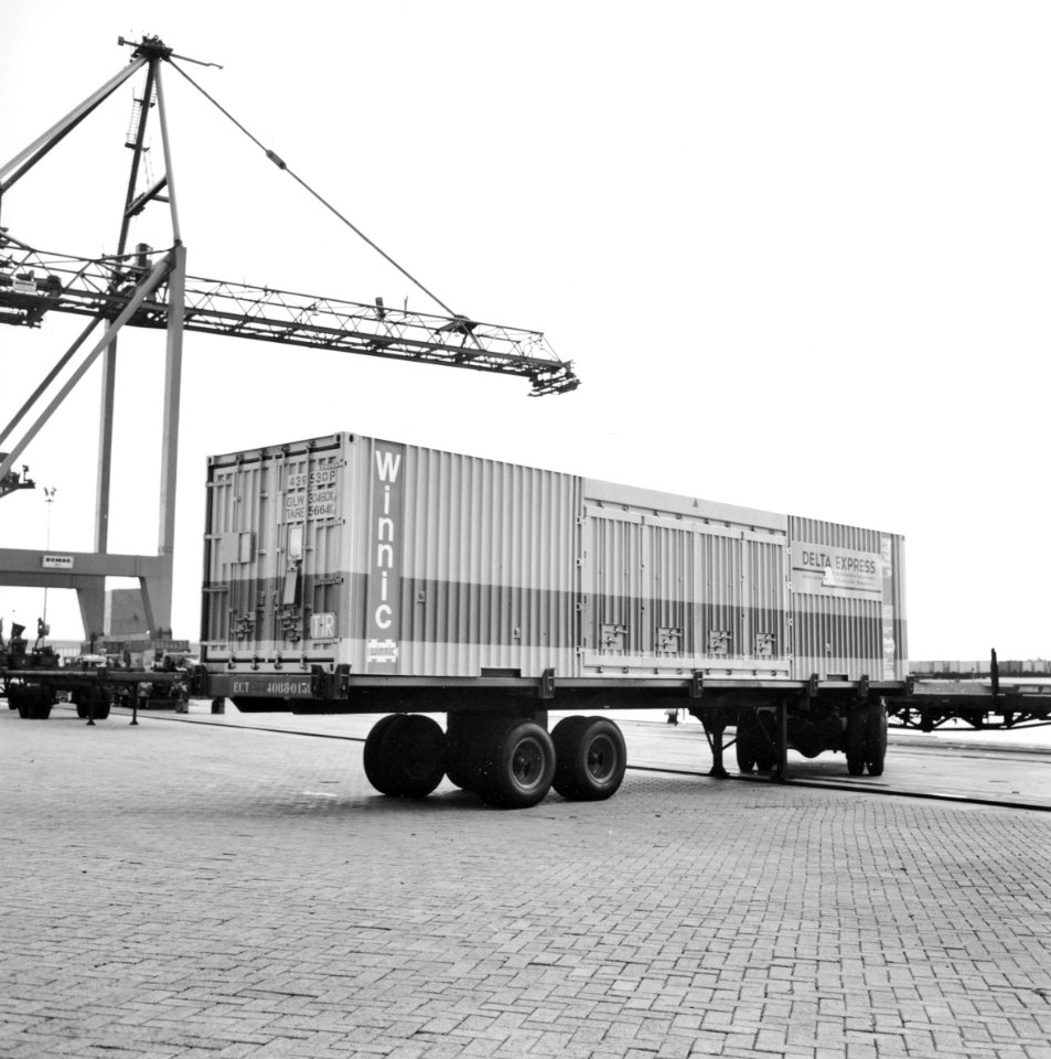 HUA-171631-Afbeelding van de overslag van containers van Delta Express in de Beatrixhaven te Rotterdam