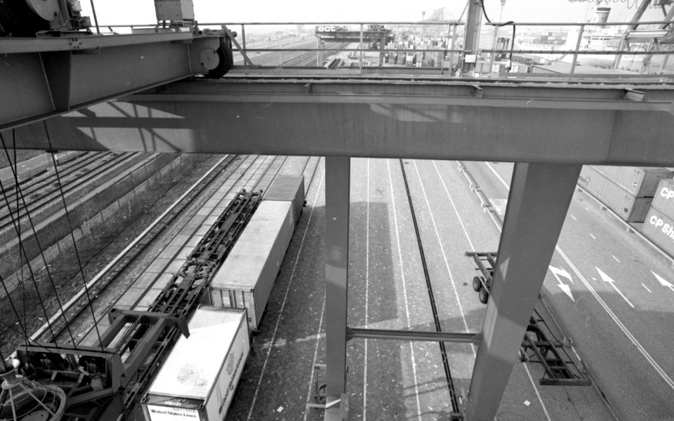 HUA-171614-Gezicht op het overslagterrein voor containers van Europe Container Terminals (E.C.T.) bij de Eemhaven te Rotterdam