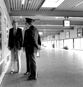 HUA-171768-Afbeelding van twee agenten van de spoorwegpolitie die een verdachte man aanspreken in de Jaarbeurstraverse bij het NS station Utrecht CS te Utrecht