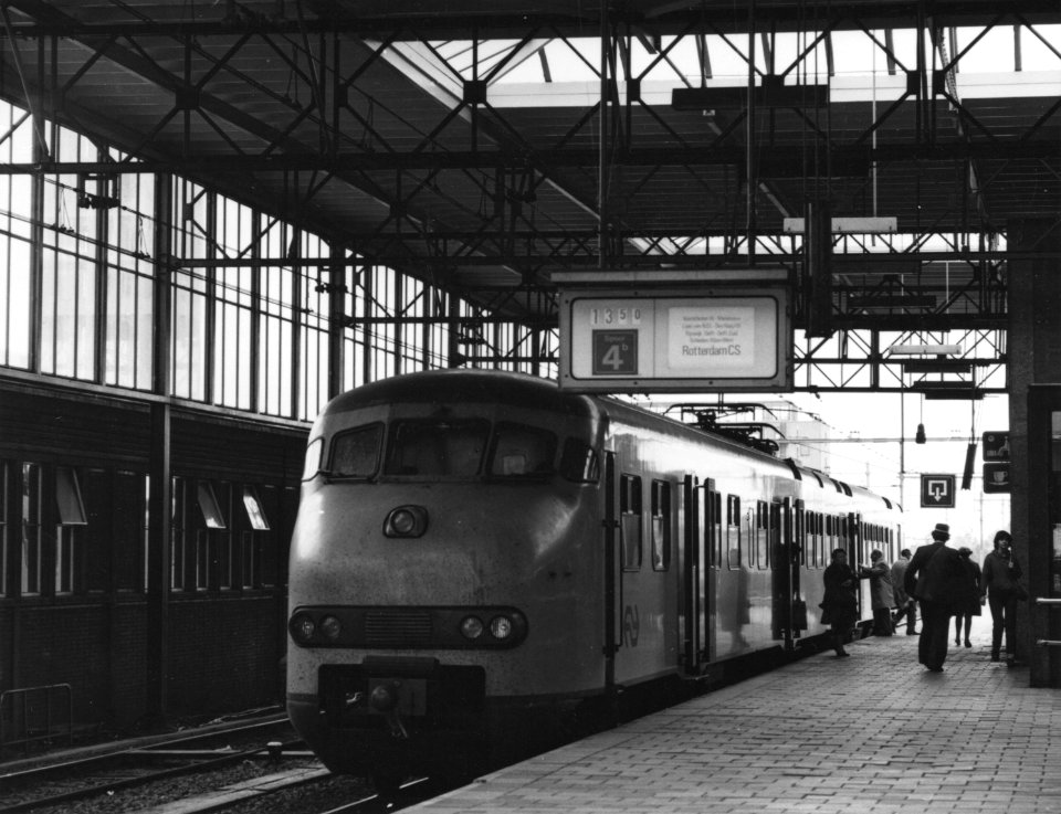 HUA-171404-Afbeelding van een electrisch treinstel plan V (mat. 1964) van de N.S. als stoptrein naar Rotterdam langs het tweede perron van het N.S.-station Leiden te Leiden