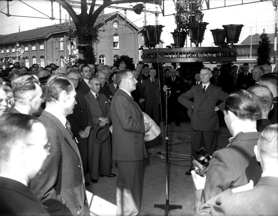 HUA-171432-Afbeelding van de aanbieding van een lichtkroon door de gemeente Tilburg aan de N.S. op het perron van het N.S.-station Tilburg te Tilburg, ter gelegenheid van de ingebruikneming van de geëlectrificee