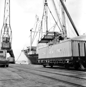 HUA-171635-Afbeelding van de overslag van containers van United States Lines in de Prinses Margriethaven te Rotterdam