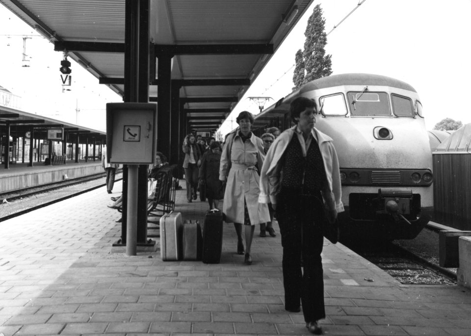 HUA-171399-Afbeelding van treinreizigers op het eerste perron buurtsporen van het NS station Utrecht CS te Utrecht