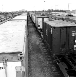 HUA-171693-Afbeelding van containertreinen op het emplacement Waalhaven-Zuid te Rotterdam