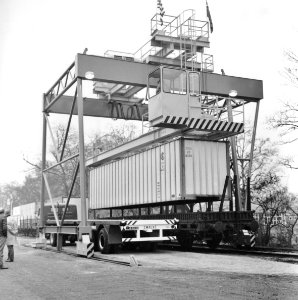 HUA-171646-Afbeelding van de ingebruikstelling van de containerkraan op het Containersteunpunt Noord-Nederland te Veendam
