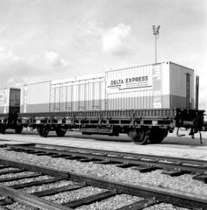 HUA-171683-Afbeelding van het vervoer van containers met de Delta Express (Intercontainer van de N.S. en de Deutsche Bundesbahn) te Rotterdam Beatrixhaven photo