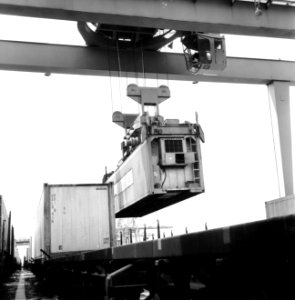 HUA-171671-Afbeelding van de overslag van containers in de Margriethaven te Rotterdam