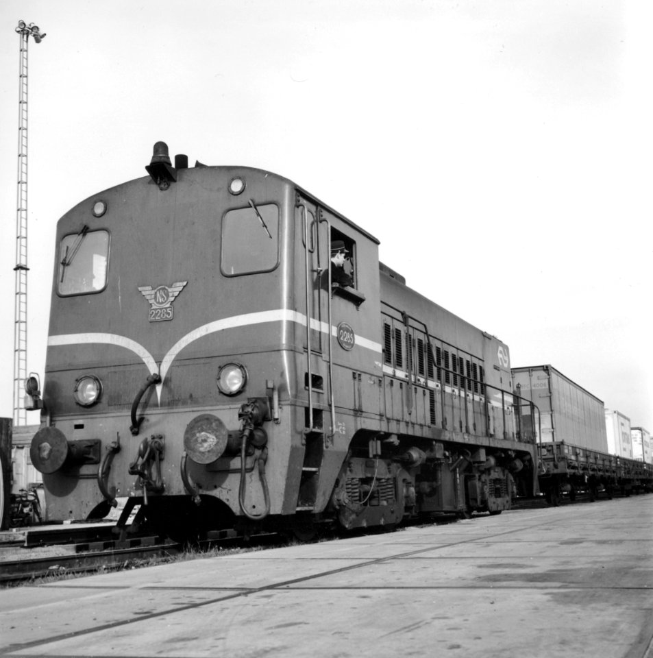 HUA-171637-Afbeelding van de diesel-electrische locomotief nr. 2285 (serie 2200-2300) van de N.S. met een containertrein in de Westhaven te Amsterdam