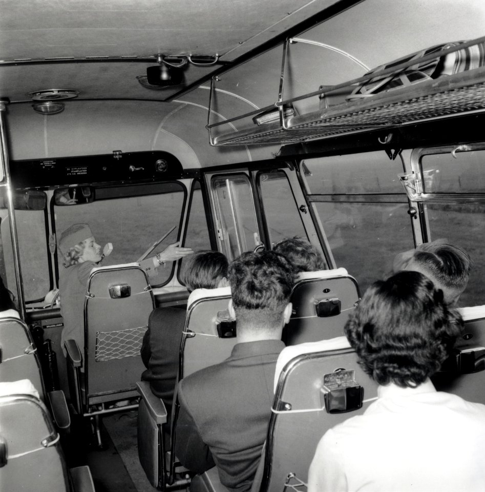 HUA-168048-Afbeelding van een stewardess en een aantal reizigers in een Europabus te Utrecht