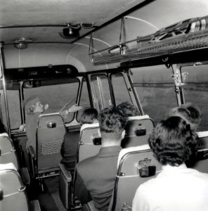 HUA-168048-Afbeelding van een stewardess en een aantal reizigers in een Europabus te Utrecht