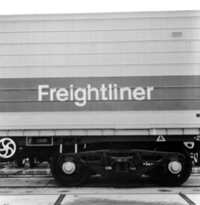 HUA-171571-Afbeelding van een wielstel van de Britse "Liner Train" (Freightliner) tijdens een demonstratie op de Container Terminal Amsterdam in de Westhaven te Amsterdam