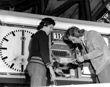 HUA-171710-Afbeelding van twee telekom monteurs van de N.S. tijdens werkzaamheden aan een centrale treinaanwijzer (CTA)
