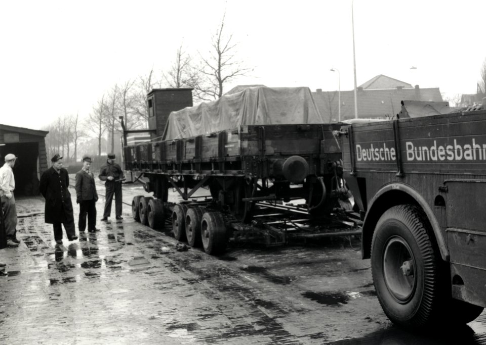 HUA-168063-Afbeelding van een op een aanhangwagen van een vrachtauto geplaatste rongenwagen van de Deutsche Bundesbahn met lading ("Strassenroller") te Wormerveer
