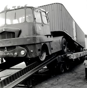HUA-168080-Afbeelding van het plaatsen van een oplegger van een vrachtauto op een speciale wagon van de SNCF zg Kangourou of Huckepack vervoer op het terrein van